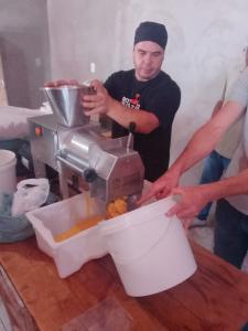 Alvir fazendo polpa de frutas nativas da região sul do Brasil. Comercializa esses sucos no Encontro de Sabores.